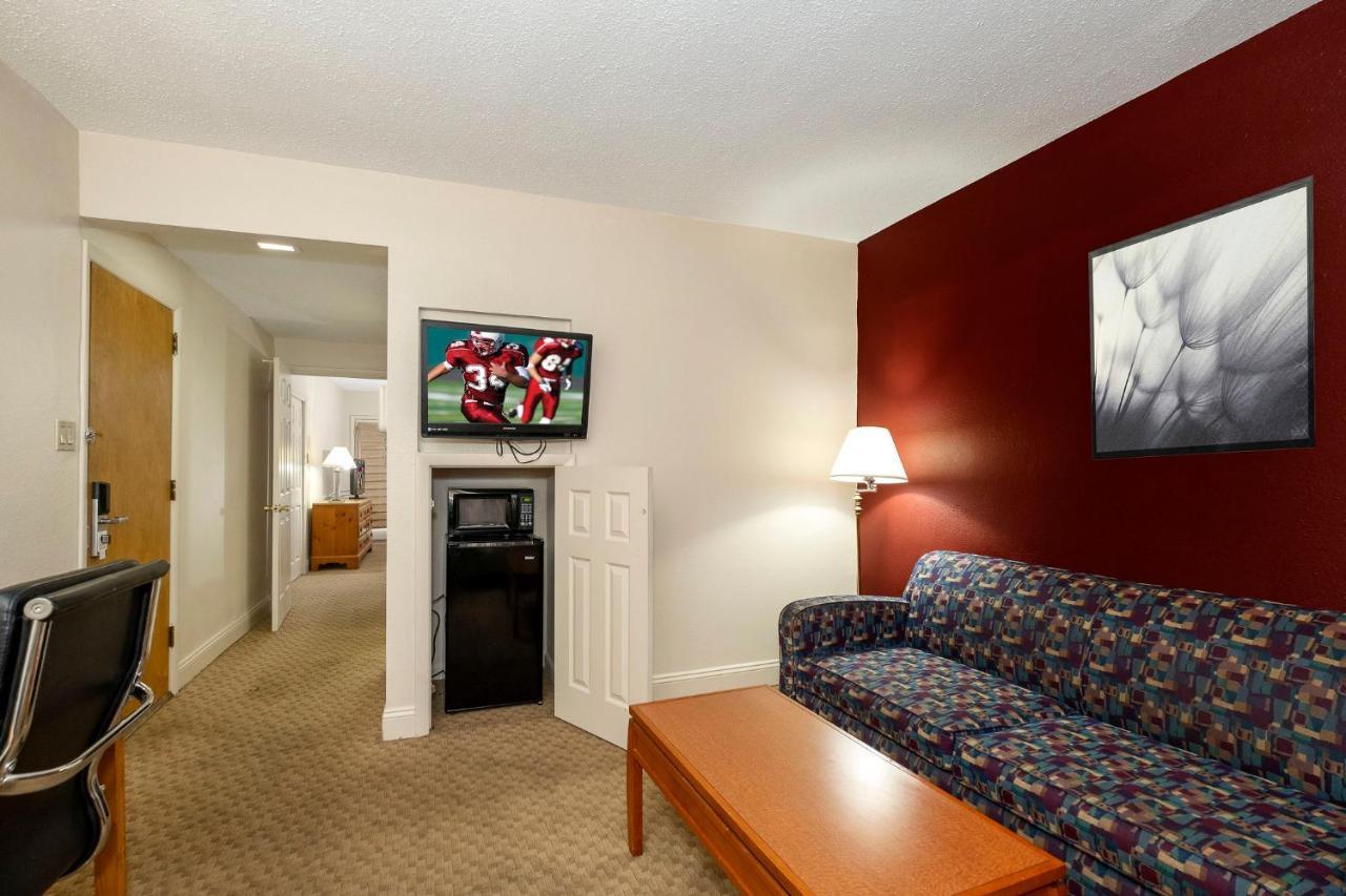 Red Roof Inn & Suites Hazleton Exterior foto